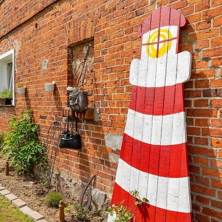 Snug Holiday Home In Divitz Spoldershagen Near Skydiving Diwitz Exterior photo