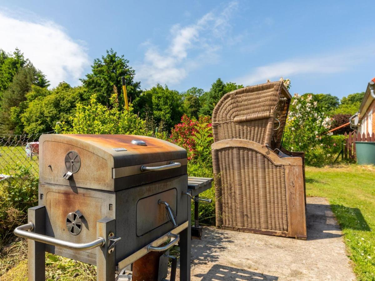 Snug Holiday Home In Divitz Spoldershagen Near Skydiving Diwitz Exterior photo