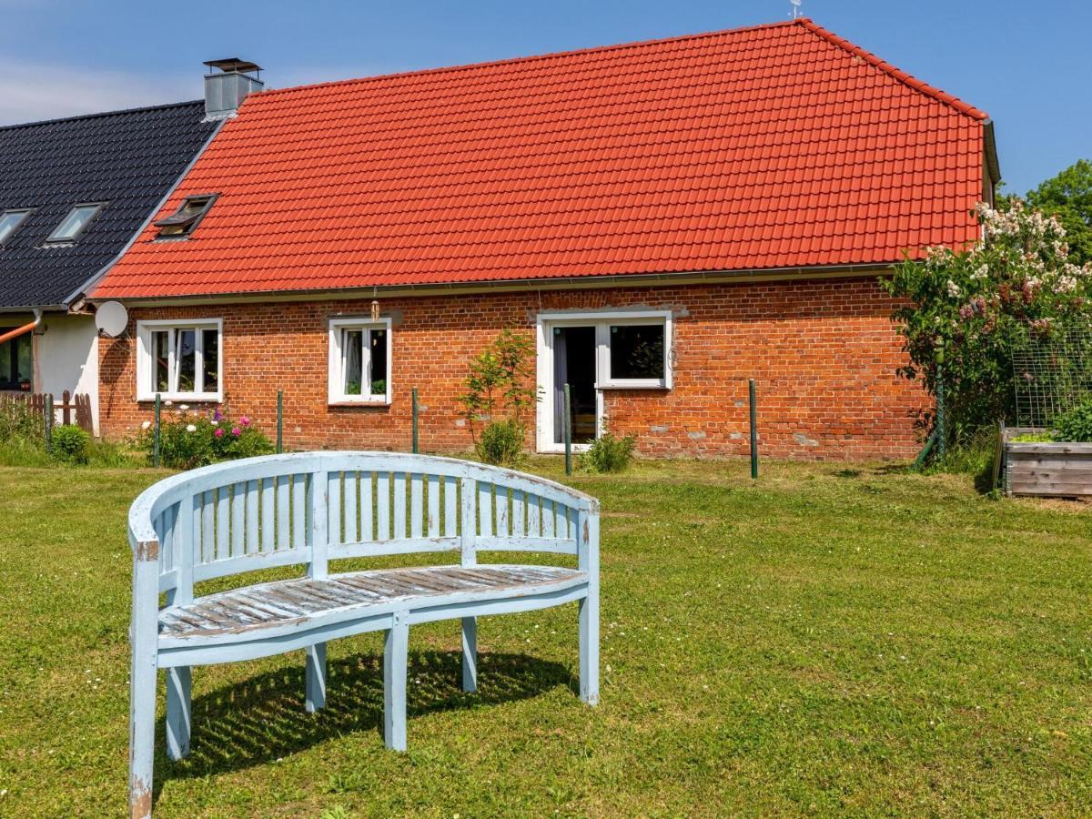 Snug Holiday Home In Divitz Spoldershagen Near Skydiving Diwitz Exterior photo