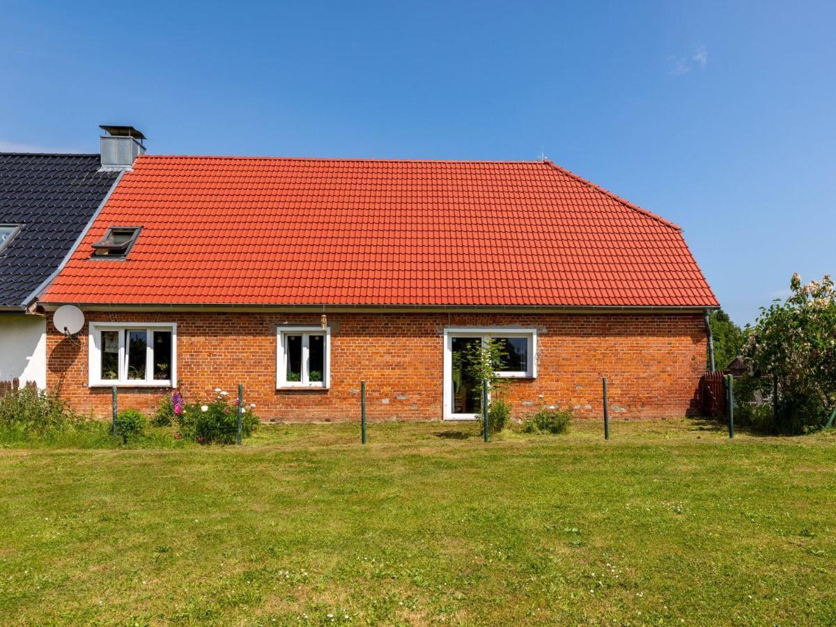 Snug Holiday Home In Divitz Spoldershagen Near Skydiving Diwitz Exterior photo