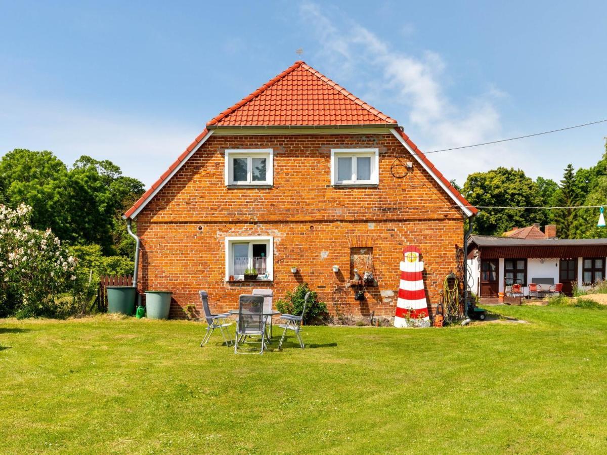 Snug Holiday Home In Divitz Spoldershagen Near Skydiving Diwitz Exterior photo